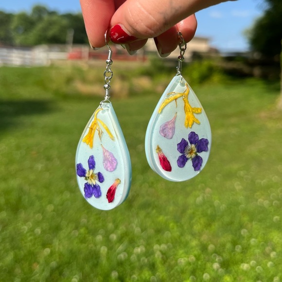 Handmade Dried Flower UV Resin Statement Dangle Earrings - Picture 10 of 16